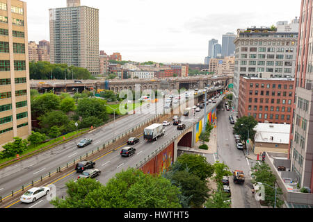 La città di New York, Stati Uniti d'America - 12 Luglio 2015: il traffico autostradale sulla Brooklyn Queens Expy Street (I-278). La strada corre 35.62 miglia dal New Jersey a New York Foto Stock