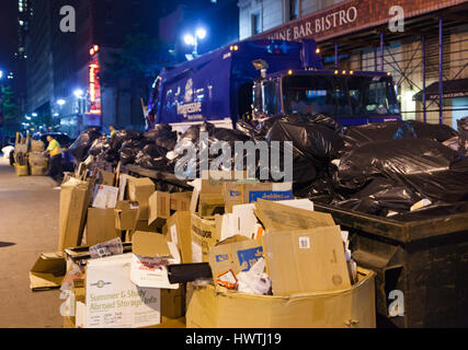 La città di New York, Stati Uniti d'America - Luglio 09, 2015: Raccolta di rifiuti di notte a Manhattan. montagne di spazzatura sui marciapiedi della grande mela. Foto Stock