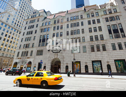 La città di New York, Stati Uniti d'America - Luglio 09, 2015: Bergdorf Goodman Store sulla Fifth Avenue a Manhattan. Fondata nel 1899 da Herman Bergdorf e successivamente di proprietà di e gestito da Foto Stock