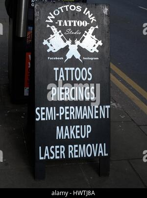 Tattoo cartello stradale Regno Unito Foto Stock