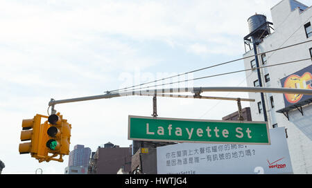 La città di New York, Stati Uniti d'America - Luglio 12, 2015: Lafayette St segno a Canal Street. Lafayette Street è un grande nord-sud street a New York City di Manhatt inferiore Foto Stock