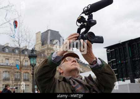 Parigi, Francia. 18 marzo 2017. Serge Moati, giornalista e regista francese, è presente per la VI repubblica, Place de la République a Parigi, Francia. Foto Stock