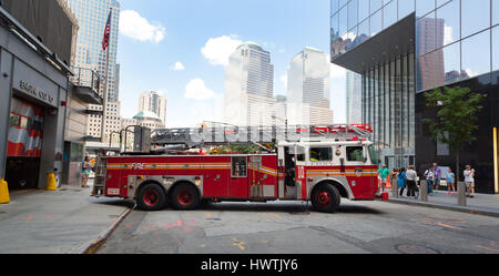 La città di New York, Stati Uniti d'America - Luglio 11, 2015: FDNY dieci House, società del motore 10 e la scaletta società 10 vicino alla torre di libertà. Foto Stock