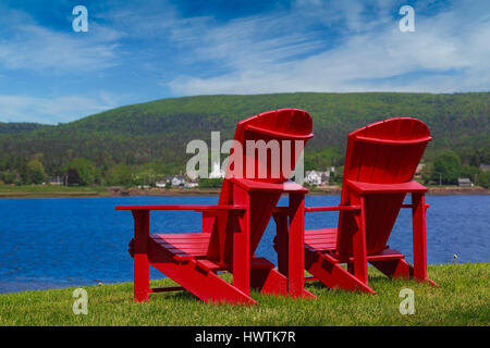 Adirondack sedie che si affacciano sul fiume di Annapolis in Nova Scotia, Canada. Foto Stock