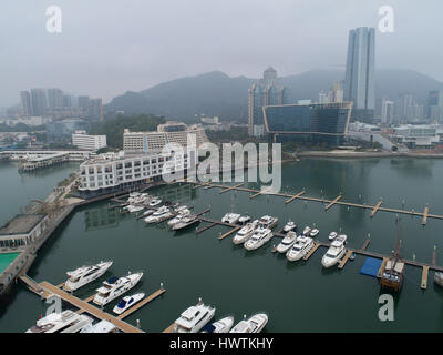 Vista generale di Shekou visto dal porto, compreso lo Sheraton Hotel Hilton hotel, China Merchants' edificio e yacht dock. Shenzhen, Cina Foto Stock