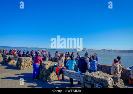 San Francisco, California - 11 Febbraio 2017: vista panoramica di turisti che si affaccia San Francisco da Nord Vista viewpoint. Foto Stock