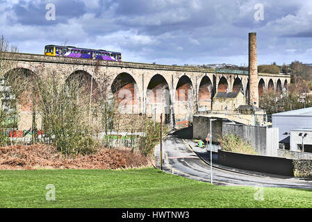 East Lancs linea ferroviaria locomtive diesel passando sul viadotto,Burnley,Lancashire, Regno Unito Foto Stock