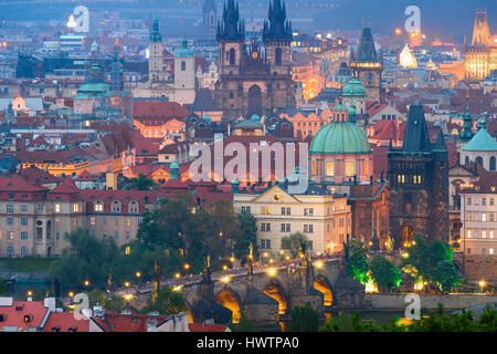 Prague Old Town notte, vista di edifici nel centro storico della città di East Praga, la Stare Mesto, illuminate al tramonto, Repubblica Ceca. Foto Stock