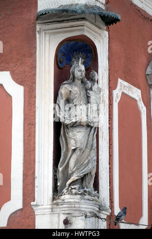 Vergine Maria con il Bambino Gesù, statua sulla facciata della casa in Ptuj, città sul fiume Drava banche, inferiore Regione Stiria, sloveni Foto Stock