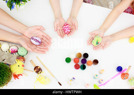 Felice Pasqua, madre e figlia di mani di pittura delle uova di Pasqua Foto Stock