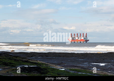 Staithes, Inghilterra - Marzo 1: "risoluzione pi' il primo al mondo costruito appositamente per la nave di installazione sulle turbine eoliche offshore, fondazioni e transizione Foto Stock