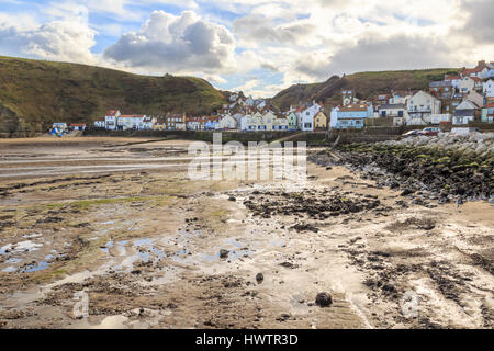 Staithes, Inghilterra - Marzo 1: Immagine hdr del lungomare staithes edifici e aziende con spiaggia in primo piano. in staithes, North Yorkshire, Inghilterra. Foto Stock