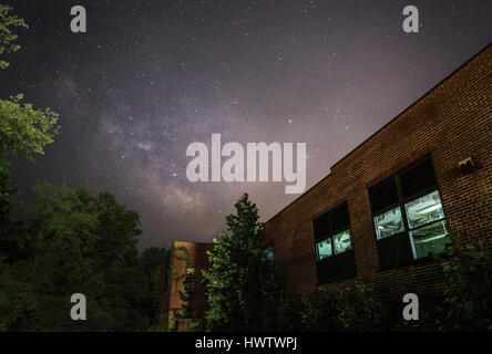 La via lattea si è visto in precedenza la scuola abbandonata di Glen Jean elementari Thurmond vicino, West Virginia. Foto Stock