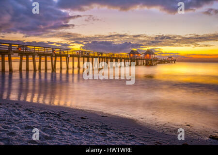I minuti finali del crepuscolo assestarsi sul golfo e pier a Naples Beach in Florida. Foto Stock