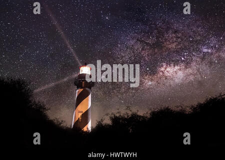 Il faro di sant'Agostino, Florida fasci luminosi nella notte contro ciò che un composito via lattea sky potrebbe sembrare senza l'inquinamento luminoso. Foto Stock