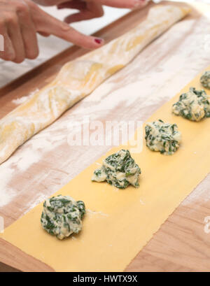 Preparazione di Spinaci e Ricotta Ravioli ripieni Foto Stock