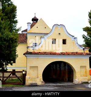 Entrata nella fortificata medievale chiesa Harman, Transilvania, Romania Foto Stock