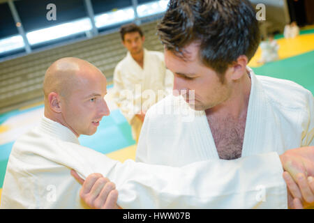 Gli uomini a praticare Judo Foto Stock