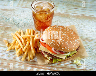 Freschi e saporiti hamburger e cola sul tavolo di legno Foto Stock