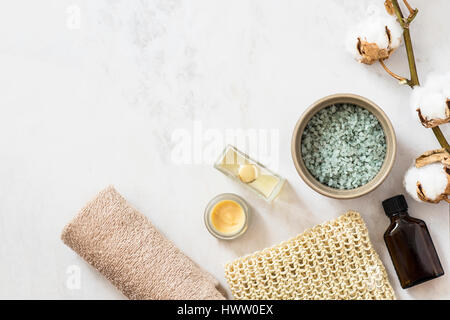 Spa beauty prodotti cosmetici e gli strumenti su marmo bianco dello sfondo. Vista superiore, spazio di copia Foto Stock