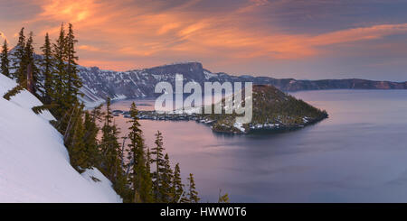 Vista su Wizard Island nel cratere del lago in Oregon, USA. Fotografato al tramonto. Foto Stock