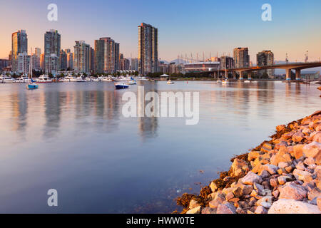 Lo skyline di Vancouver, British Columbia, Canada da tutta l'acqua al tramonto. Foto Stock