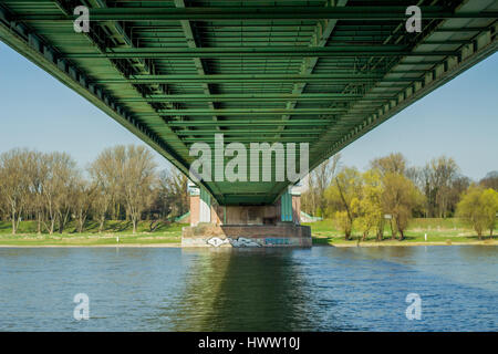 Scene di straordinaria architettura e angoli artistici possono essere trovati tutti attraverso il sobborgo di Mülheim, accoccolato lungo il fiume Reno di Colonia Foto Stock