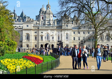 Londra, Inghilterra, Regno Unito. La Sfilata delle Guardie a Cavallo e la Casa Museo di cavalleria visto da St James Park. Primavera Foto Stock