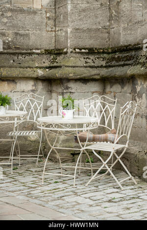 Metallo ornati di tavolo e sedie al di fuori di San Giovanni Battista chiesa parrocchiale ,Cirencester in Cotswolds, Gloucester, England, Regno Unito Foto Stock