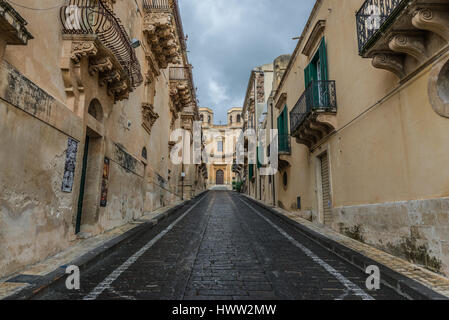 Vista della strada stretta e Chiesa di Montevergine (Chiesa di Montevergine) nella città di Noto, Provincia di Siracusa in Sicilia Isola in Italia Foto Stock