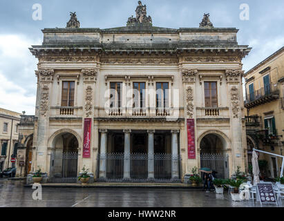 Edificio del teatro (Teatro Comunale Vittorio Emanuele) nella città di Noto, Provincia di Siracusa in Sicilia Isola in Italia Foto Stock