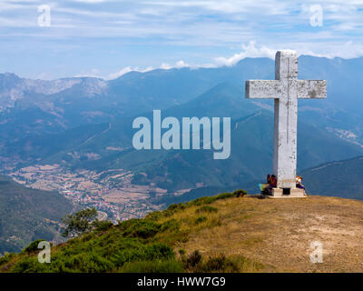 Le montagne a La Viorna vicino a Potes nel Parco Nazionale Picos de Europa Cantabria Spagna con crocifisso sul summit Foto Stock