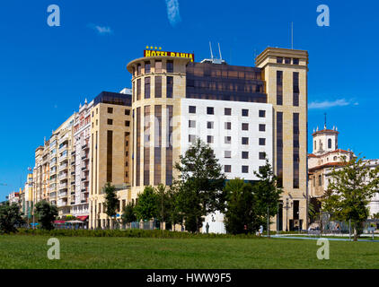 Hotel Bahia e Cattedrale di Santander in al centro della città di Santander Cantabria Spagna settentrionale Foto Stock