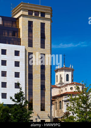 Hotel Bahia e Cattedrale di Santander in al centro della città di Santander Cantabria Spagna settentrionale Foto Stock