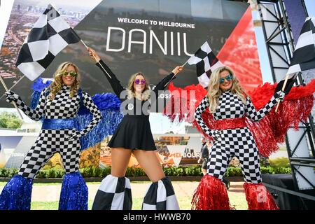 Albert Park di Melbourne, Australia. 23 Mar, 2017. Ragazze su palafitte intrattenere appassionati al 2017 Australian Formula One Grand Prix all'Albert Park di Melbourne, Australia. Credito: Cal Sport Media/Alamy Live News Foto Stock