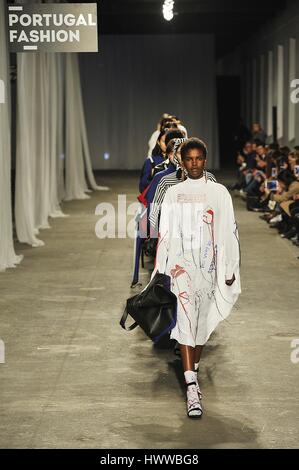 Lisbona, Portogallo. Xxii marzo, 2017. Un modello di passeggiate sulla pista per la presentazione di una delle ultime Pedro Pedro creazioni alla quarantesima edizione del Portogallo moda autunno inverno 2017/18. Credito: Miguel Quesada/Alamy Live News Foto Stock