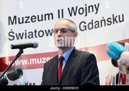 Gdansk, Polonia. 23 Mar, 2017. Pawel Machcewicz la Seconda Guerra Mondiale il direttore del Museo è visto il 23 marzo 2017 a Danzica, Polonia. II Guerra Mondiale Museum, il più grande del suo genere in Polonia è stato aperto in Gdansk. La costruzione ha 4,5 anni e al costo di Euro 104 milioni. Il museo ha 2.500 presenta come pure 250 stazioni multimediali, consentendo ai visitatori di sfogliare gli archivi compresi foto, film e mappe. Credito: Michal Fludra/Alamy Live News Foto Stock