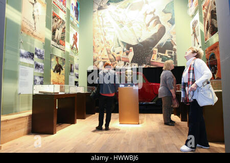 Gdansk, Polonia. 23 Mar, 2017. Visitatori prima della Seconda Guerra Mondiale il museo sono exchibition visto il 23 marzo 2017 a Danzica, Polonia. II Guerra Mondiale Museum, il più grande del suo genere in Polonia è stato aperto in Gdansk. La costruzione ha 4,5 anni e al costo di Euro 104 milioni. Il museo ha 2.500 presenta come pure 250 stazioni multimediali, consentendo ai visitatori di sfogliare gli archivi compresi foto, film e mappe. Credito: Michal Fludra/Alamy Live News Foto Stock