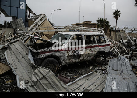 Mosul. Xviii Mar, 2017. Foto scattata il 18 marzo 2017 mostra una stazione di polizia totalmente distrutto quando le forze di sicurezza irachene ha vinto la battaglia in questo neigborhood nella parte occidentale di Mosul, Iraq. Credito: Lefteris Partsalis/Xinhua/Alamy Live News Foto Stock