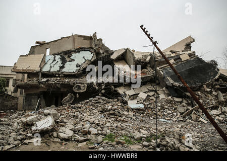 Mosul. Xviii Mar, 2017. Foto scattata il 18 marzo 2017 mostra gli edifici distrutti nei combattimenti tra le forze di sicurezza irachene ed estremista islamico (SI) militanti a Mosul, Iraq. Credito: Lefteris Partsalis/Xinhua/Alamy Live News Foto Stock