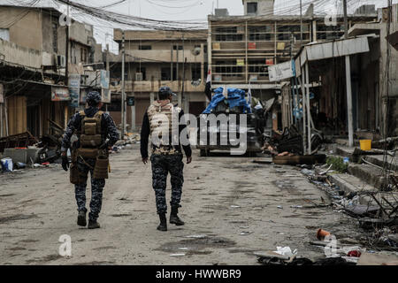 Mosul. Xviii Mar, 2017. Foto scattata il 18 marzo 2017 mostra le forze di sicurezza irachene membri di pattuglia nella zona occidentale di Mosul, Iraq. Credito: Lefteris Partsalis/Xinhua/Alamy Live News Foto Stock