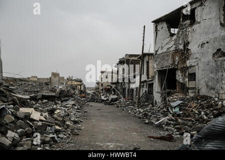 Mosul. Xviii Mar, 2017. Foto scattata il 18 marzo 2017 mostra gli edifici distrutti nei combattimenti tra le forze di sicurezza irachene ed estremista islamico (SI) militanti a Mosul, Iraq. Credito: Lefteris Partsalis/Xinhua/Alamy Live News Foto Stock