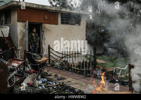 Mosul. Xviii Mar, 2017. Foto scattata il 18 marzo 2017 mostra una delle forze di sicurezza irachene stati in piedi in una casa nella zona occidentale di Mosul, Iraq. Credito: Lefteris Partsalis/Xinhua/Alamy Live News Foto Stock