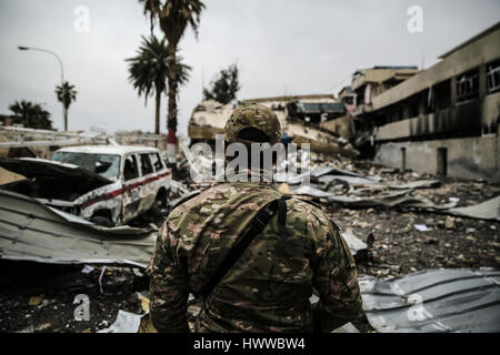 Mosul. Xviii Mar, 2017. Foto scattata il 18 marzo 2017 mostra una delle forze di sicurezza irachene soldato guardando a una stazione di polizia totalmente distrutto quando le forze di sicurezza irachene ha vinto la battaglia in questo neigborhood nella parte occidentale di Mosul, Iraq. Credito: Lefteris Partsalis/Xinhua/Alamy Live News Foto Stock