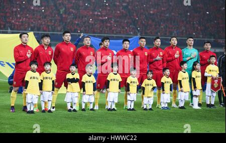 Changsha, provincia cinese di Hunan. 23 Mar, 2017. I giocatori della Cina ascoltare l'inno nazionale della Cina davanti a 2018 FIFA World Cup Russia match di qualificazione tra la Cina e la Corea del Sud in Changsha, centrale provincia cinese di Hunan, 23 marzo 2017. Credito: Cao può/Xinhua/Alamy Live News Foto Stock