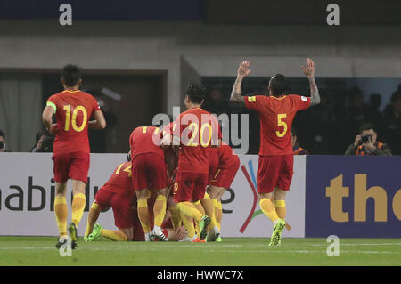 Changsha, provincia cinese di Hunan. 23 Mar, 2017. Team Cina celebrare Yu Dabao's obiettivo durante il 2018 FIFA World Cup Russia match di qualificazione tra la Cina e la Corea del Sud in Changsha, centrale provincia cinese di Hunan, 23 marzo 2017. Credito: Cao può/Xinhua/Alamy Live News Foto Stock