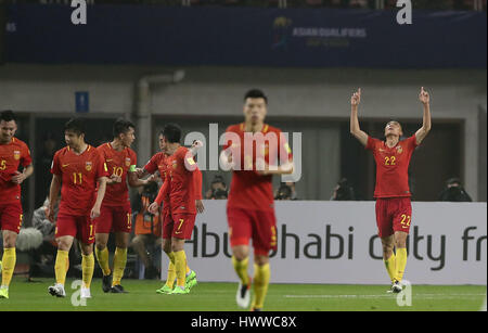 Changsha, provincia cinese di Hunan. 23 Mar, 2017. Della Cina di Yu Dabao (R) celebra il suo obiettivo durante il 2018 FIFA World Cup Russia match di qualificazione tra la Cina e la Corea del Sud in Changsha, centrale provincia cinese di Hunan, 23 marzo 2017. Credito: Cao può/Xinhua/Alamy Live News Foto Stock