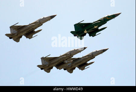 Karachi. 23 Mar, 2017. Il pakistan JF-17 Thunder getti eseguire durante le celebrazioni che celebrano la Giornata del Pakistan nel sud del Pakistan città portuale di Karachi, il 23 marzo 2017. Il Pakistan il giorno o il giorno della Repubblica, è una festa nazionale in Pakistan per commemorare il 23 marzo 1940 quando una risoluzione è stata passata a Lahore, ora il Pakistan orientale della città, per la domanda di una patria separata per i musulmani del British impero indiano. Credito: Arshad/Xinhua/Alamy Live News Foto Stock