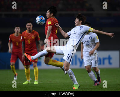 Changsha, provincia cinese di Hunan. 23 Mar, 2017. Della Cina di Hao Junmin (L3) il sistema VIES con la Corea del Sud del Ki Sung Yueng durante il 2018 FIFA World Cup Russia match di qualificazione in Changsha, centrale provincia cinese di Hunan, 23 marzo 2017. La Cina ha vinto 1-0. Credito: Li Ga/Xinhua/Alamy Live News Foto Stock