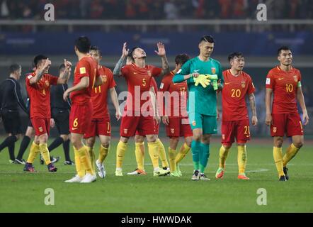 Changsha, provincia cinese di Hunan. 23 Mar, 2017. Team di celebrare la Cina dopo il 2018 FIFA World Cup Russia match di qualificazione contro la Corea del Sud in Changsha, centrale provincia cinese di Hunan, 23 marzo 2017. La Cina ha vinto 1-0. Credito: Ding Xu/Xinhua/Alamy Live News Foto Stock